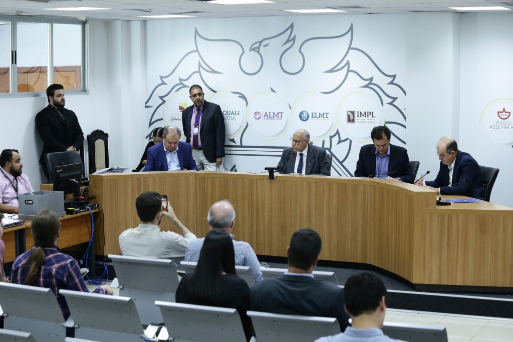 CCJR analisa 22 projetos em reunião ordinária na ALMT