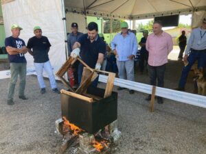Encontro de Apicultores em Nova Ubiratã mostra técnicas de impermeabilização de caixa apícola