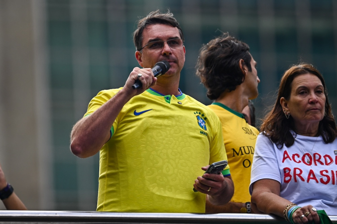 ‘Vamos libertar o Brasil’, diz Flávio Bolsonaro sobre resultado do Datafolha