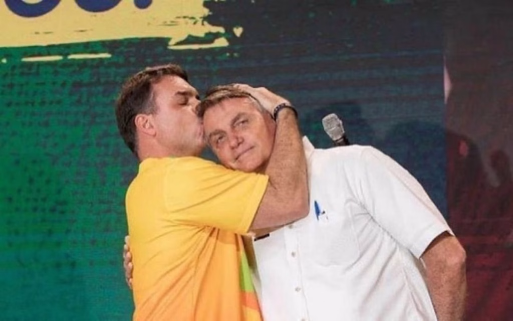 Flávio Bolsonaro diz que, se eleito, subirá a rampa do Palácio do Planalto ao lado do pai