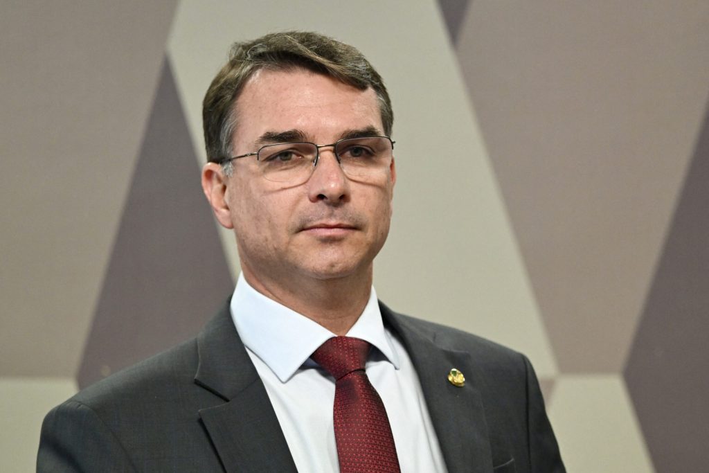 Flávio confirma ida a debate da Globo, chama Lula para confronto e critica decisão sobre bets