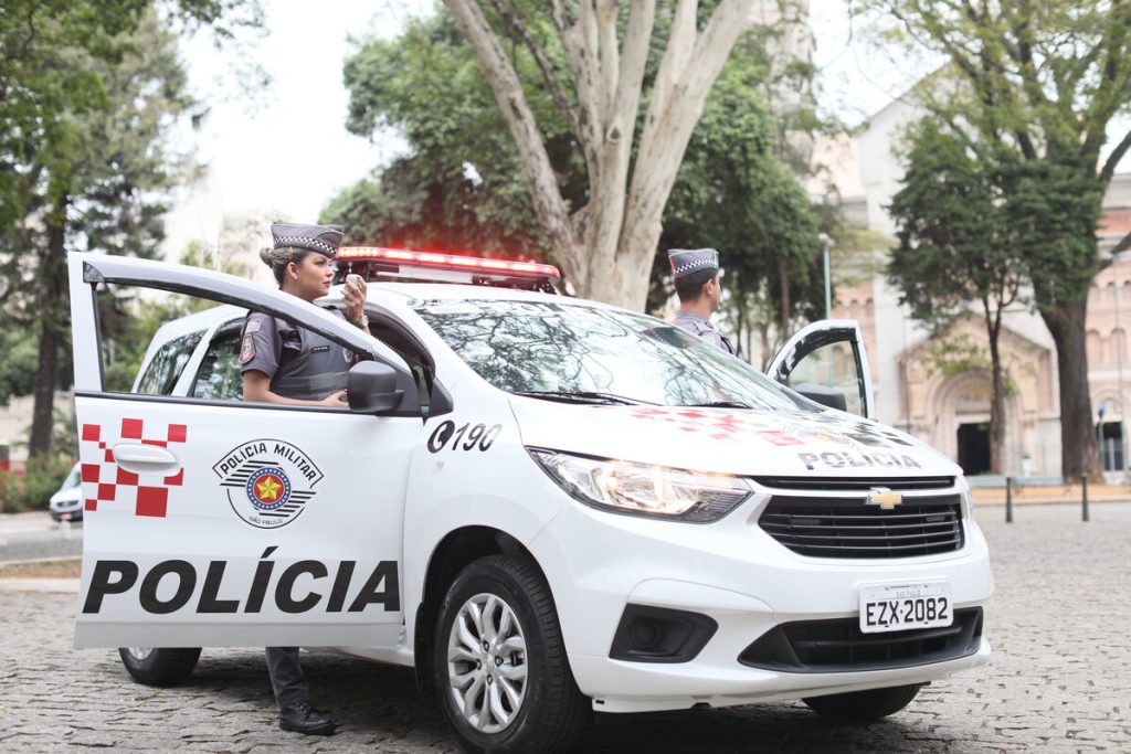 Marido ataca mulher com facão; filho fica ferido ao tentar proteger a mãe